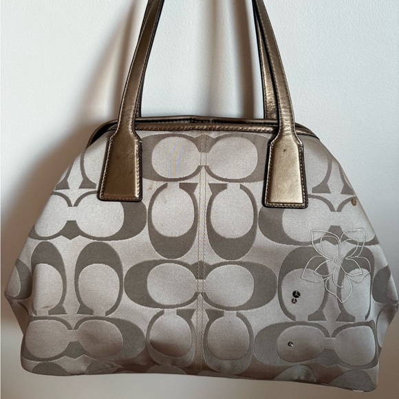 Coach Kisslock Shoulder Bag with Embossed Flowers and Lavender Interior - Picture 6 of 17